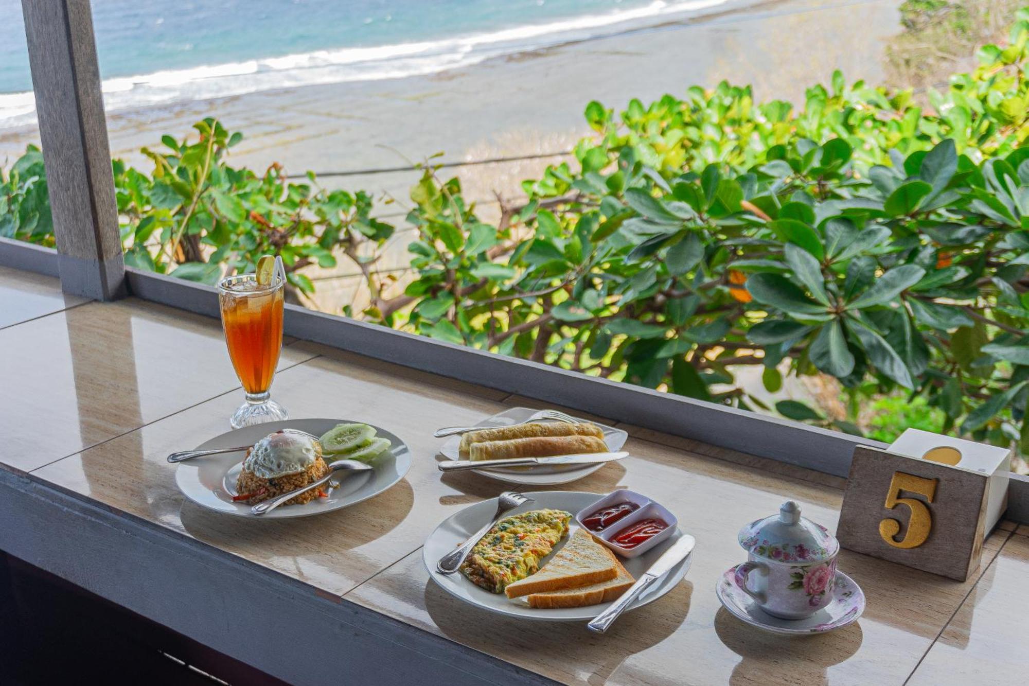 Manta Cottages With Sea View Batununggul Exterior foto